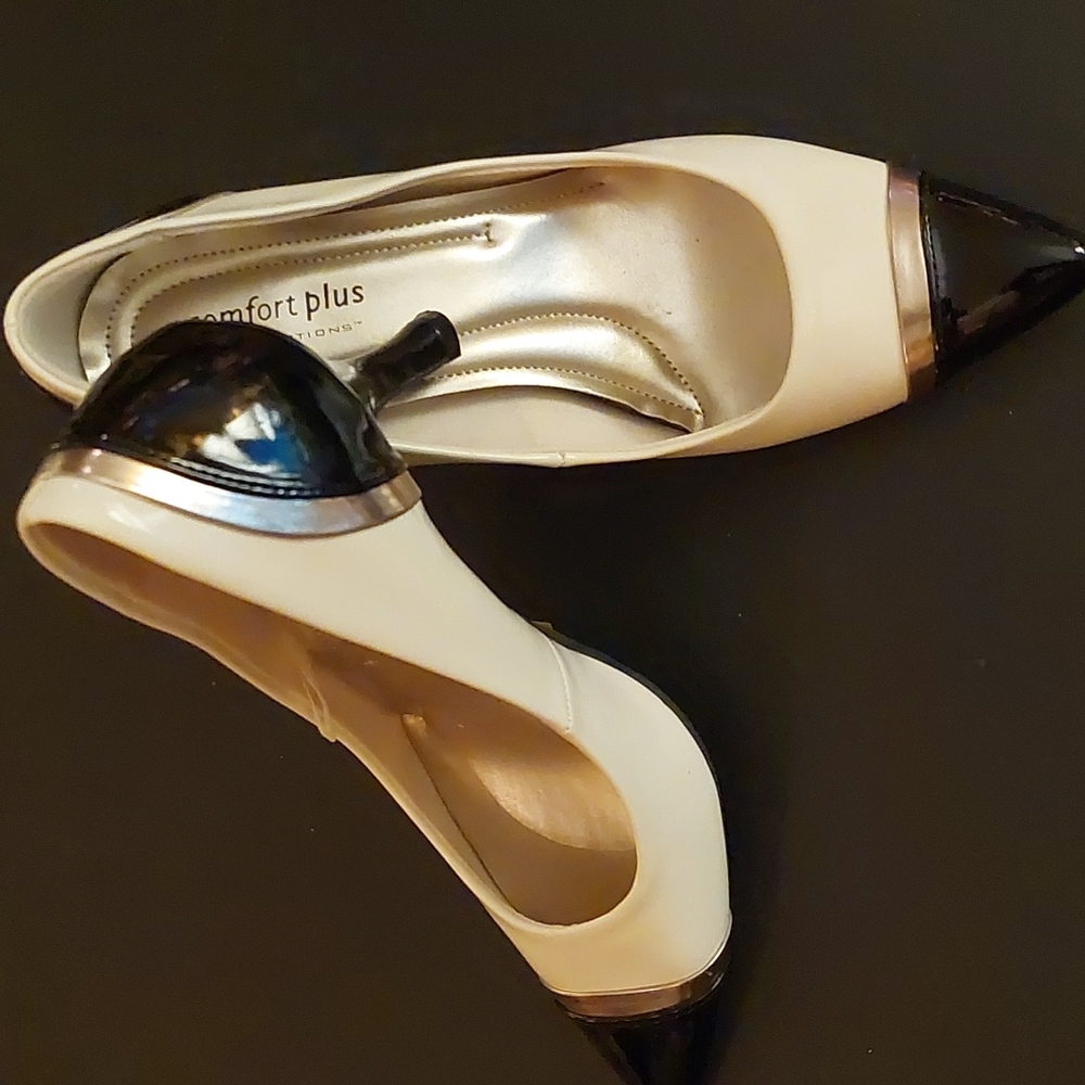 Comfort Plus Predictions Pump Black, White, Gold Accents